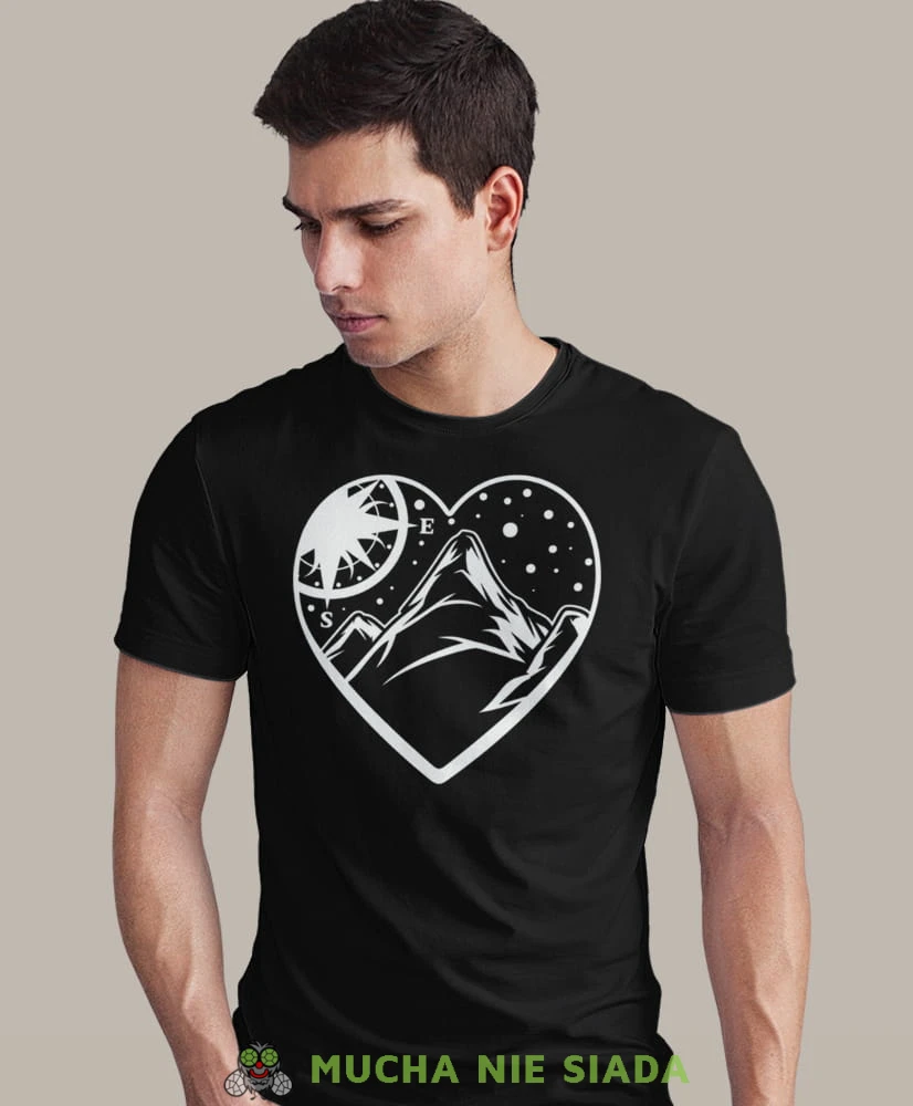 Męska koszulka z nadrukiem - Góry kompas serce - Idealna za wypad w góry, czarna koszulka z nadrukiem, wycieczka w góry, górska wyprawa, T-shirt do miłośników turystyki górskiej, mucha nie siada koszulki.jpg