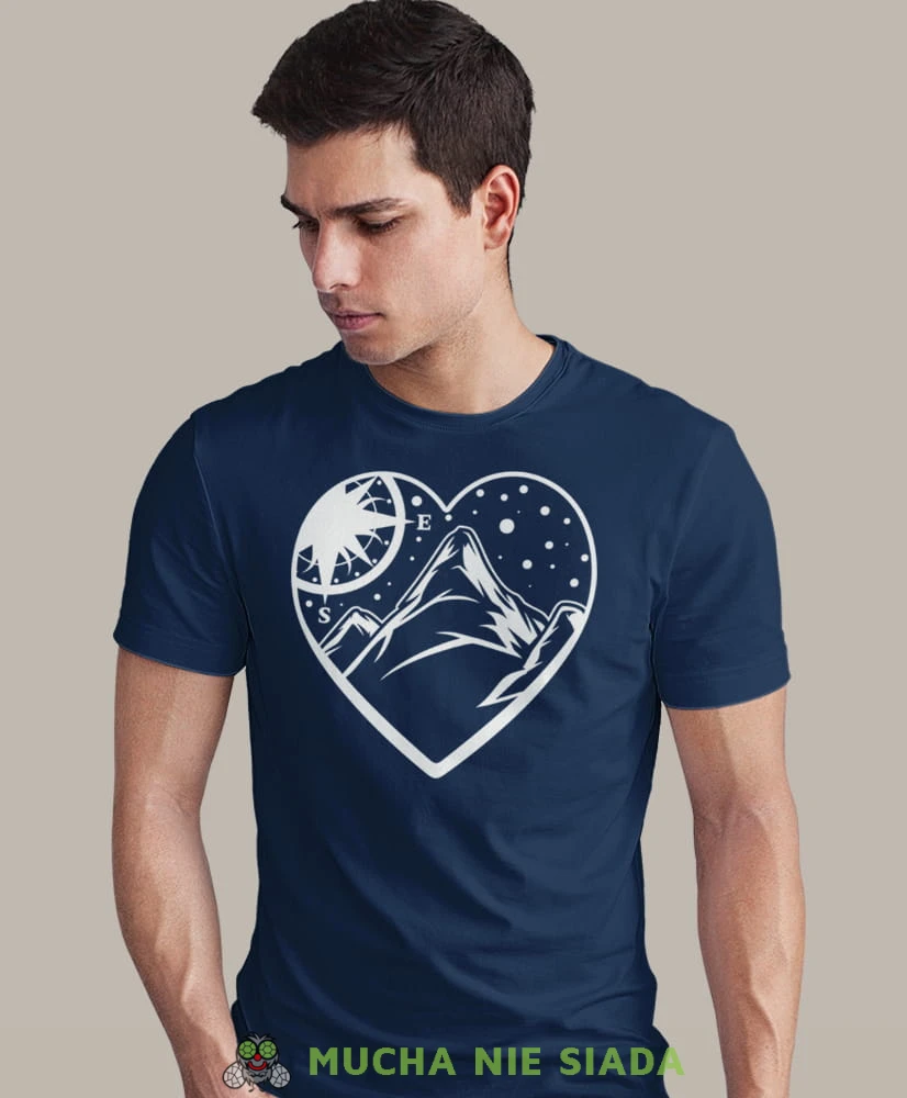 Męska koszulka z nadrukiem - Góry kompas serce - Idealna za wypad w góry, granatowa koszulka z nadrukiem, wycieczka w góry, górska wyprawa, T-shirt do miłośników turystyki górskiej, mucha nie siada koszulki.jpg