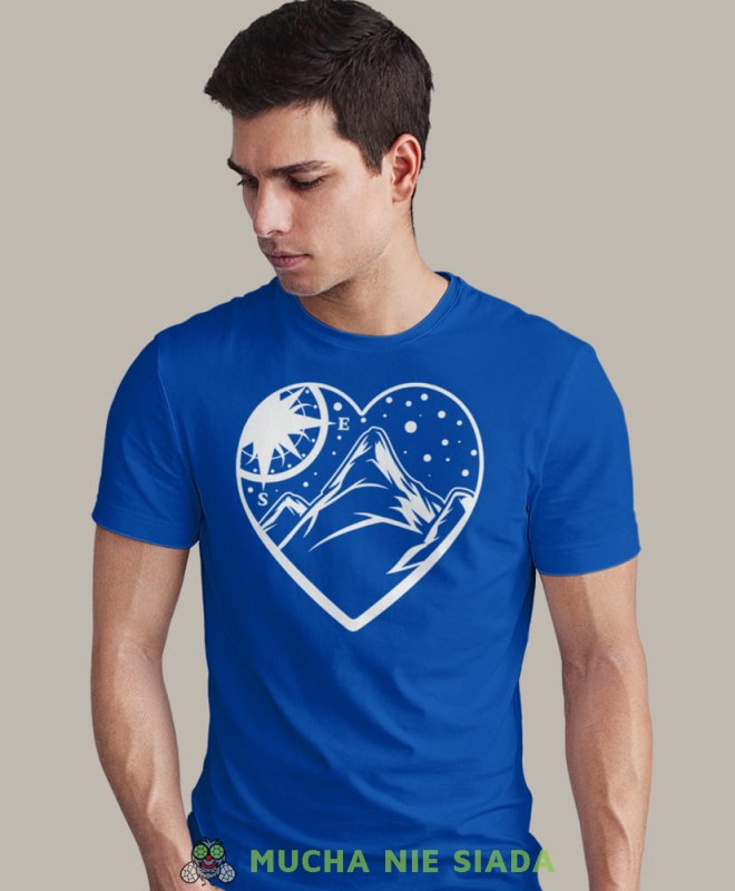 Męska koszulka z nadrukiem - Góry kompas serce - Idealna za wypad w góry, niebieska koszulka z nadrukiem, wycieczka w góry, górska wyprawa, T-shirt do miłośników turystyki górskiej, mucha nie siada koszulki.jpg