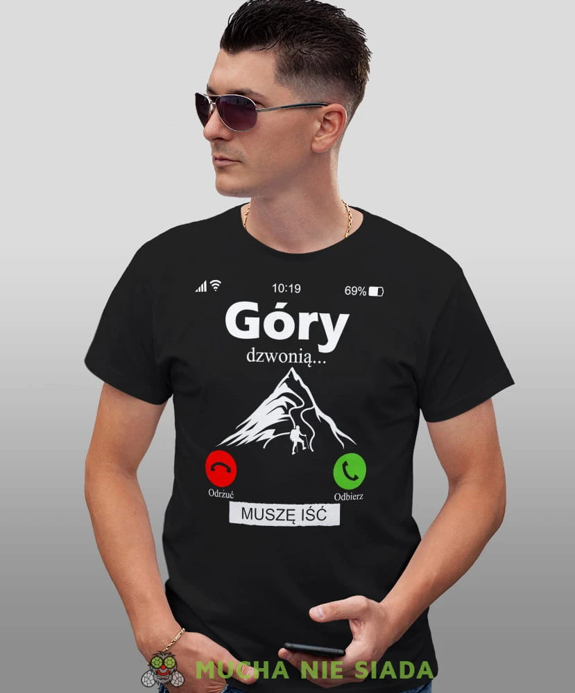 Męska koszulka z nadrukiem - Góry dzwonią muszę iść - Idealna za wypad w góry, czarna koszulka z nadrukiem, wycieczka w góry, górska wyprawa, T-shirt do miłośników turystyki górskiej, mucha nie siada koszulki.jpg