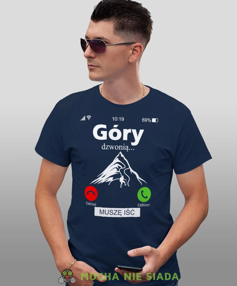 Męska koszulka z nadrukiem - Góry dzwonią muszę iść - Idealna za wypad w góry, granatowa koszulka z nadrukiem, wycieczka w góry, górska wyprawa, T-shirt do miłośników turystyki górskiej, mucha nie siada koszulki.jpg