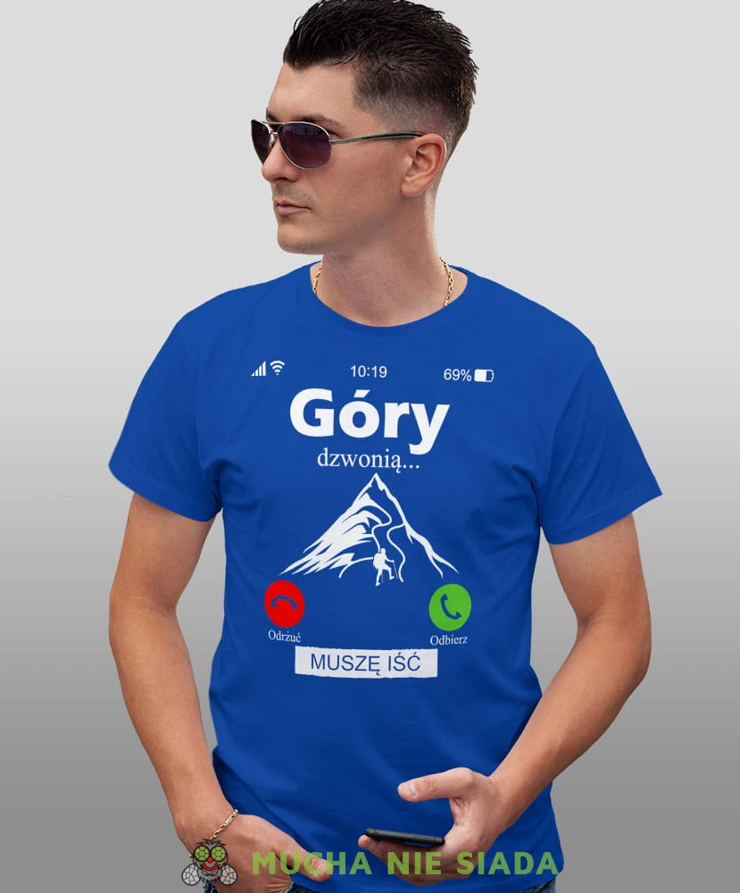Męska koszulka z nadrukiem - Góry dzwonią muszę iść - Idealna za wypad w góry, niebieska koszulka z nadrukiem, wycieczka w góry, górska wyprawa, T-shirt do miłośników turystyki górskiej, mucha nie siada koszulki.jpg