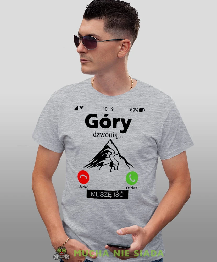 Męska koszulka z nadrukiem - Góry dzwonią muszę iść - Idealna za wypad w góry, szara koszulka z nadrukiem, wycieczka w góry, górska wyprawa, T-shirt do miłośników turystyki górskiej, mucha nie siada koszulki.jpg
