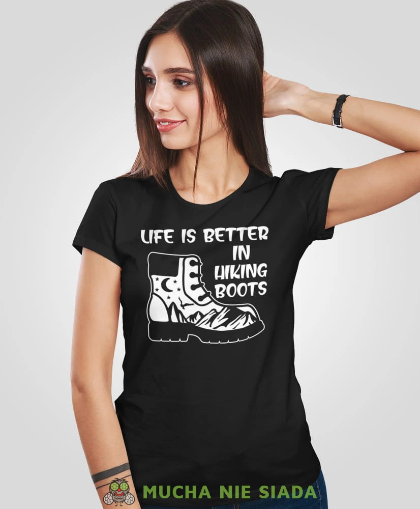 Damska koszulka z nadrukiem - Life is better in hiking boots - Idealna za wypad w góry, czarna koszulka z nadrukiem, wycieczka w góry, górska wyprawa, T-shirt do miłośników turystyki górskiej, mucha nie siada koszulki.jpg