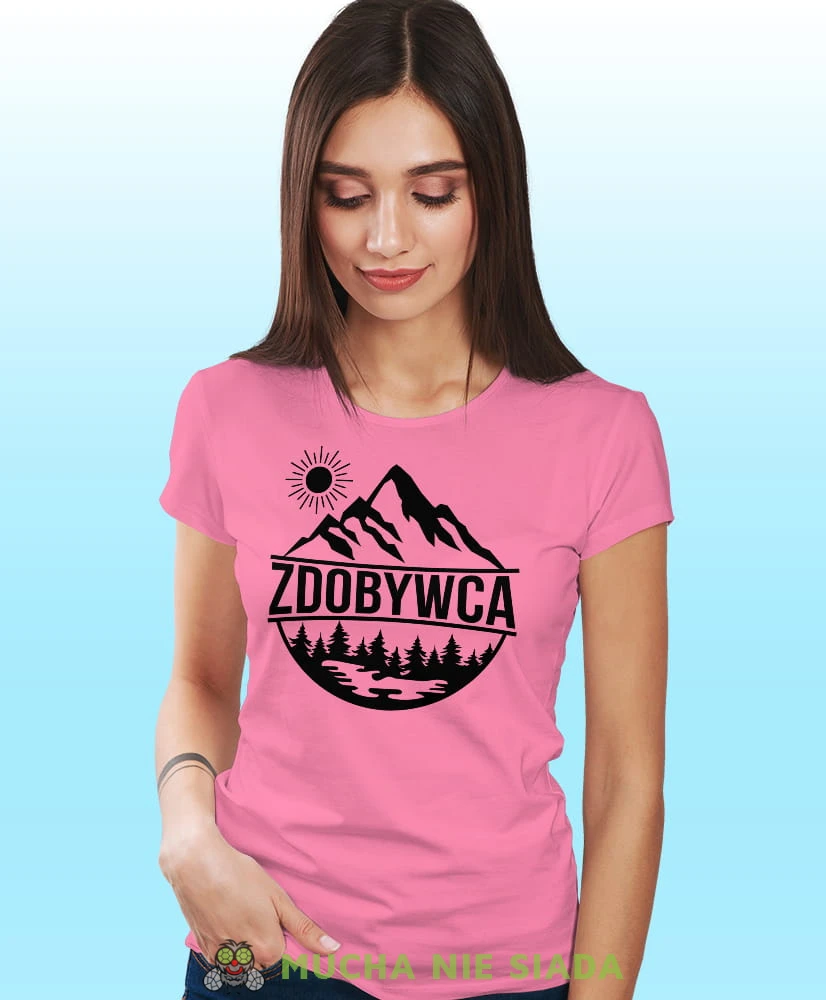 Damska koszulka z nadrukiem - Zdobywca - Idealna za wypad w góry, różowa koszulka z nadrukiem, wycieczka w góry, górska wyprawa, T-shirt dla miłośników turystyki górskiej, mucha nie siada koszulki.jpg