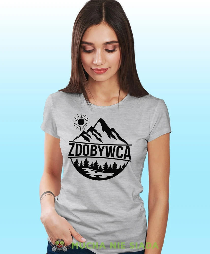 Damska koszulka z nadrukiem - Zdobywca - Idealna za wypad w góry, szara koszulka z nadrukiem, wycieczka w góry, górska wyprawa, T-shirt dla miłośników turystyki górskiej, mucha nie siada koszulki.jpg