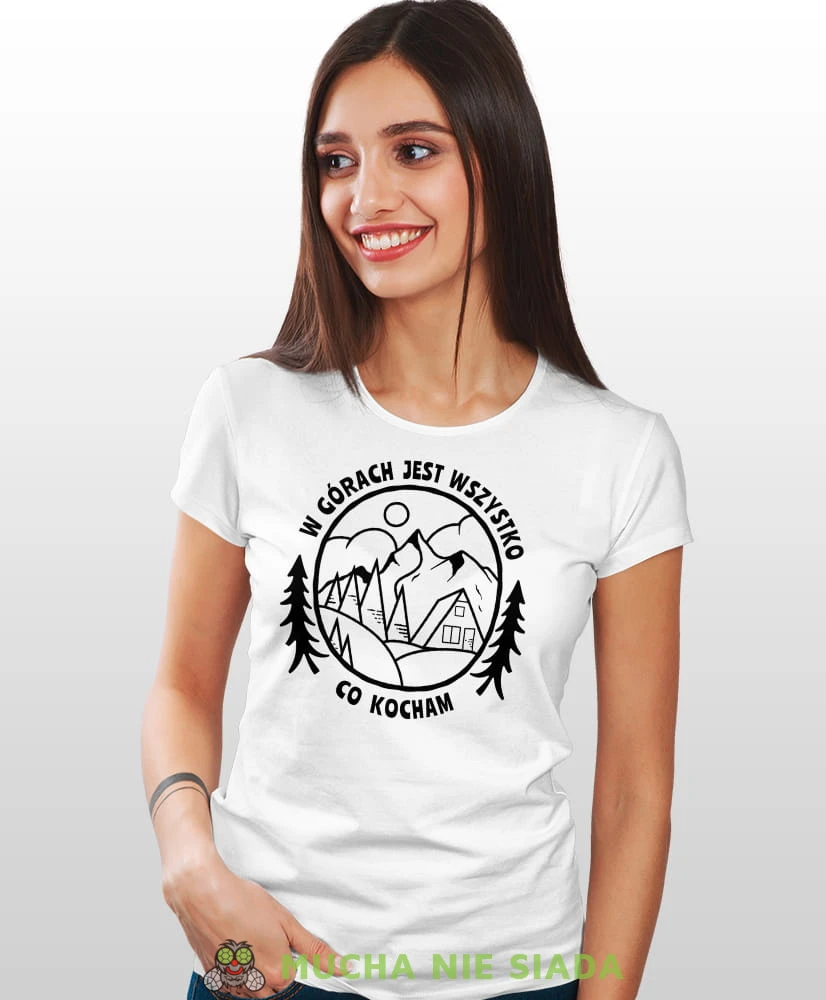 Damska koszulka z nadrukiem - W górach jest wszystko co kocham - Idealna za wypad w góry, biała koszulka z nadrukiem, wycieczka w góry, górska wyprawa, T-shirt dla miłośników turystyki górskiej, mucha nie siada koszulki.jpg