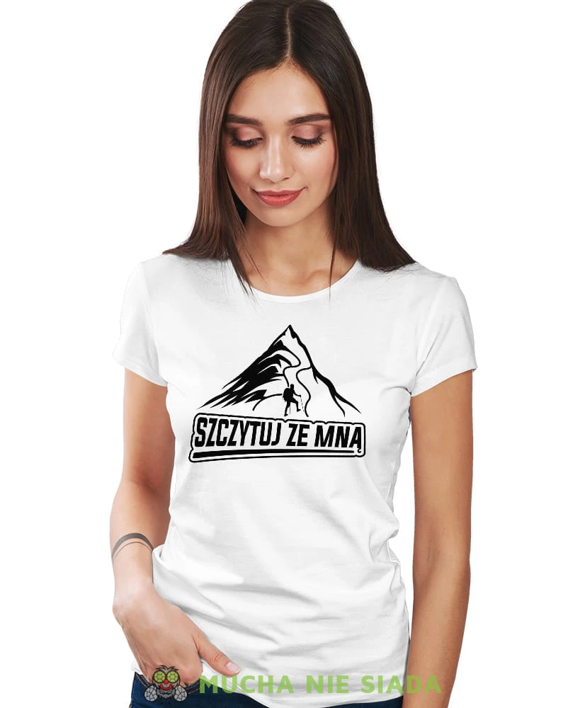 Damska koszulka z nadrukiem - Szczytuj ze mną - Idealna za wypad w góry, biała koszulka z nadrukiem, wycieczka w góry, górska wyprawa, T-shirt dla miłośników turystyki górskiej, mucha nie siada koszulki.jpg