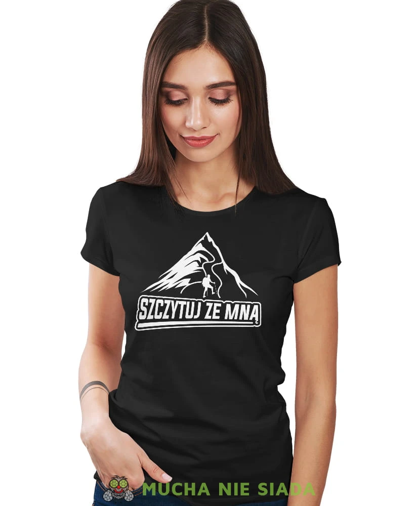 Damska koszulka z nadrukiem - Szczytuj ze mną - Idealna za wypad w góry, czarna koszulka z nadrukiem, wycieczka w góry, górska wyprawa, T-shirt dla miłośników turystyki górskiej, mucha nie siada koszulki.jpg