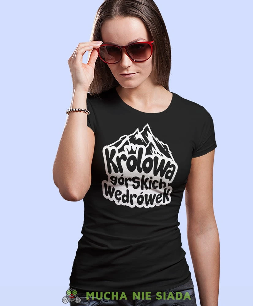 Damska koszulka z nadrukiem - Królowa górskich wędrówek - Idealna za wypad w góry, czarna koszulka z nadrukiem, wycieczka w góry, górska wyprawa, T-shirt dla miłośników turystyki górskiej, mucha nie siada koszulki.jpg