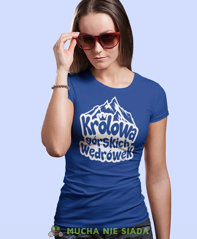 Damska koszulka z nadrukiem - Królowa górskich wędrówek - Idealna za wypad w góry, niebieska koszulka z nadrukiem, wycieczka w góry, górska wyprawa, T-shirt dla miłośników turystyki górskiej, mucha nie siada koszulki.jpg