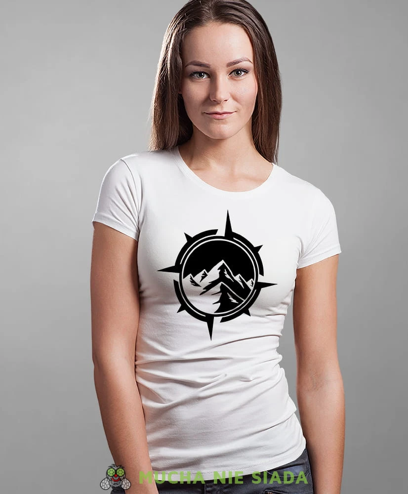 Damska koszulka z nadrukiem - Kompas góry  - Idealna za wypad w góry, biała koszulka z nadrukiem, wycieczka w góry, górska wyprawa, T-shirt dla miłośników turystyki górskiej, mucha nie siada koszulki.jpg