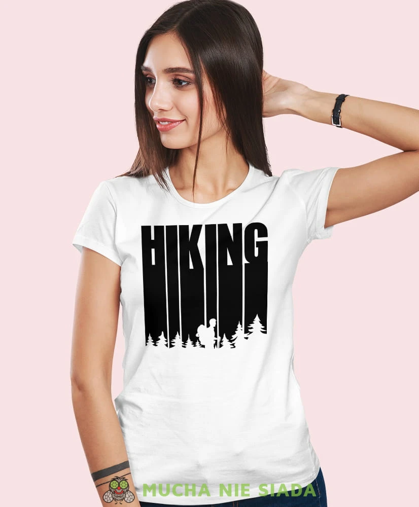 Damska koszulka z nadrukiem - Hiking góry las - Idealna za wypad w góry, biała koszulka z nadrukiem, wycieczka w góry, górska wyprawa, T-shirt dla miłośników turystyki górskiej, mucha nie siada koszulki.jpg