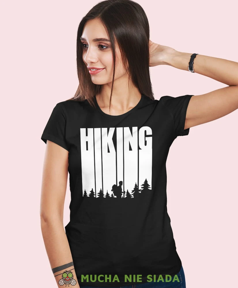 Damska koszulka z nadrukiem - Hiking góry las - Idealna za wypad w góry, czarna koszulka z nadrukiem, wycieczka w góry, górska wyprawa, T-shirt dla miłośników turystyki górskiej, mucha nie siada koszulki.jpg