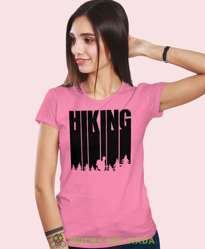 Damska koszulka z nadrukiem - Hiking góry las - Idealna za wypad w góry, różowa koszulka z nadrukiem, wycieczka w góry, górska wyprawa, T-shirt dla miłośników turystyki górskiej, mucha nie siada koszulki.jpg