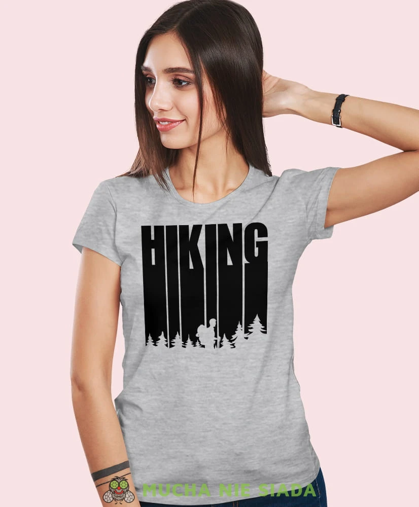 Damska koszulka z nadrukiem - Hiking góry las - Idealna za wypad w góry, szara koszulka z nadrukiem, wycieczka w góry, górska wyprawa, T-shirt dla miłośników turystyki górskiej, mucha nie siada koszulki.jpg