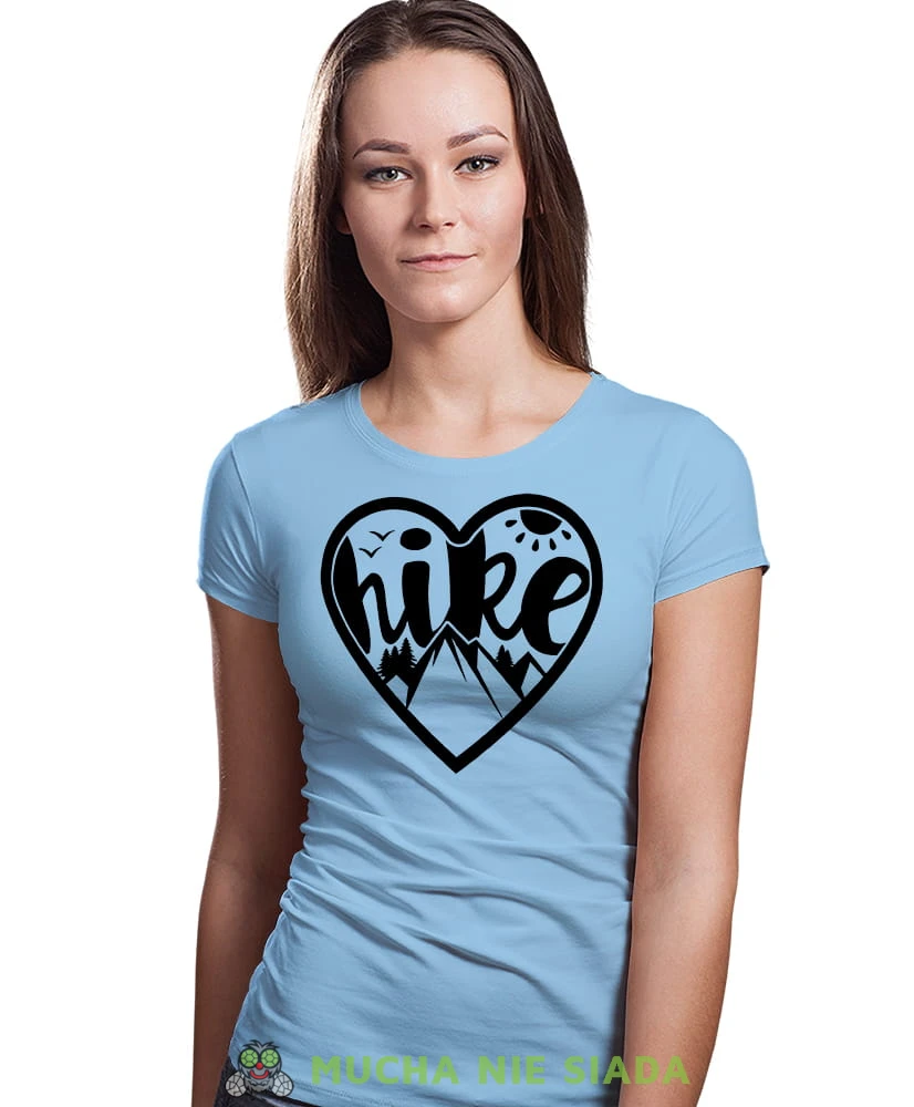 Damska koszulka z nadrukiem - Hike góry serce - Idealna za wypad w góry, jasnoniebieska koszulka z nadrukiem, wycieczka w góry, górska wyprawa, T-shirt dla miłośników turystyki górskiej, mucha nie siada koszulki.jpg