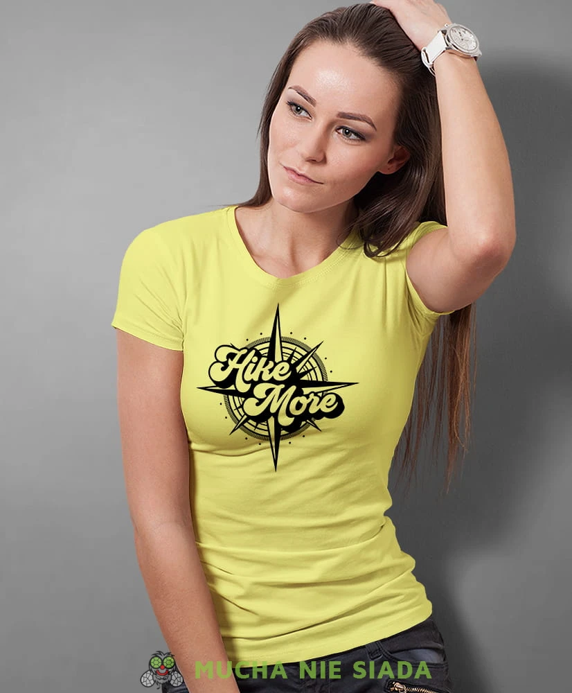 Damska koszulka z nadrukiem - Hike more - Idealna za wypad w góry, żółta koszulka z nadrukiem, wycieczka w góry, górska wyprawa, T-shirt dla miłośników turystyki górskiej, mucha nie siada koszulki.jpg