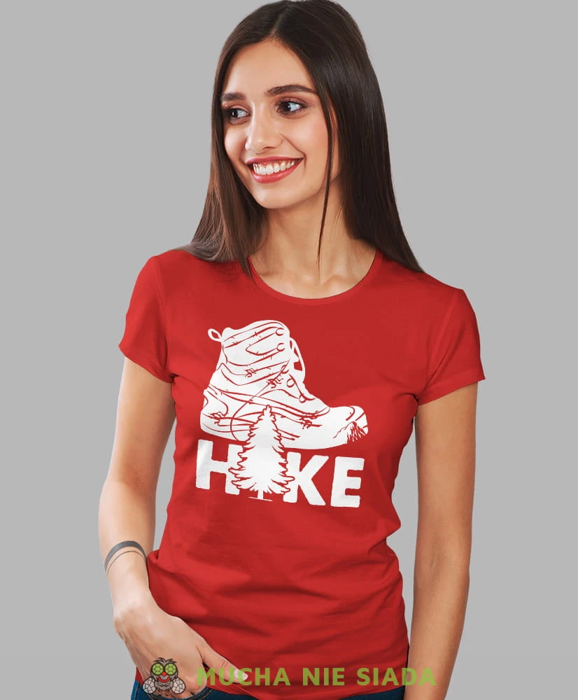 Damska koszulka z nadrukiem - Hike - But górski - Idealna za wypad w góry, czerwona koszulka z nadrukiem, wycieczka w góry, górska wyprawa, T-shirt dla miłośników turystyki górskiej, mucha nie siada koszulki.jpg