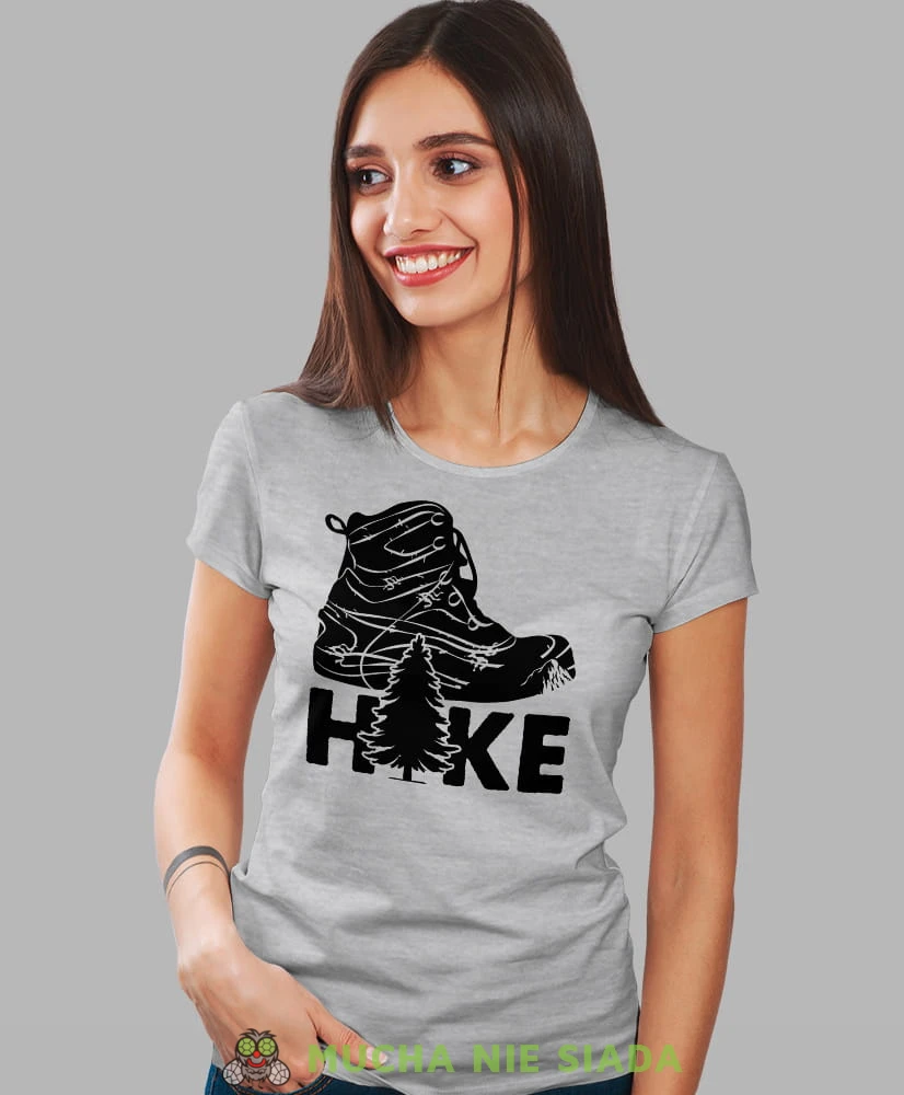 Damska koszulka z nadrukiem - Hike - But górski - Idealna za wypad w góry, szara koszulka z nadrukiem, wycieczka w góry, górska wyprawa, T-shirt dla miłośników turystyki górskiej, mucha nie siada koszulki.jpg