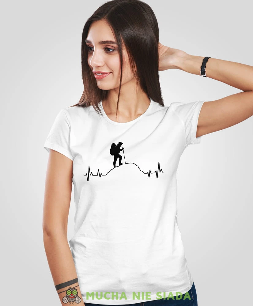 Damska koszulka z nadrukiem - Góry linia życia wędrowiec - Idealna za wypad w góry, biała koszulka z nadrukiem, wycieczka w góry, górska wyprawa, T-shirt dla miłośników turystyki górskiej, mucha nie siada koszulki.jpg