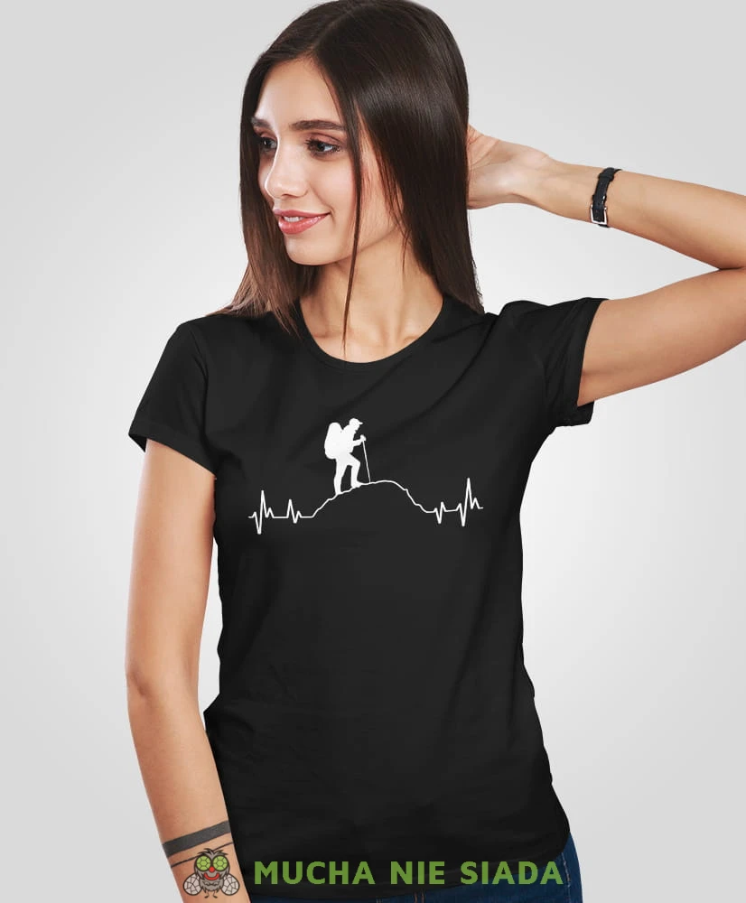 Damska koszulka z nadrukiem - Góry linia życia wędrowiec - Idealna za wypad w góry, czarna koszulka z nadrukiem, wycieczka w góry, górska wyprawa, T-shirt dla miłośników turystyki górskiej, mucha nie siada koszulki.jpg