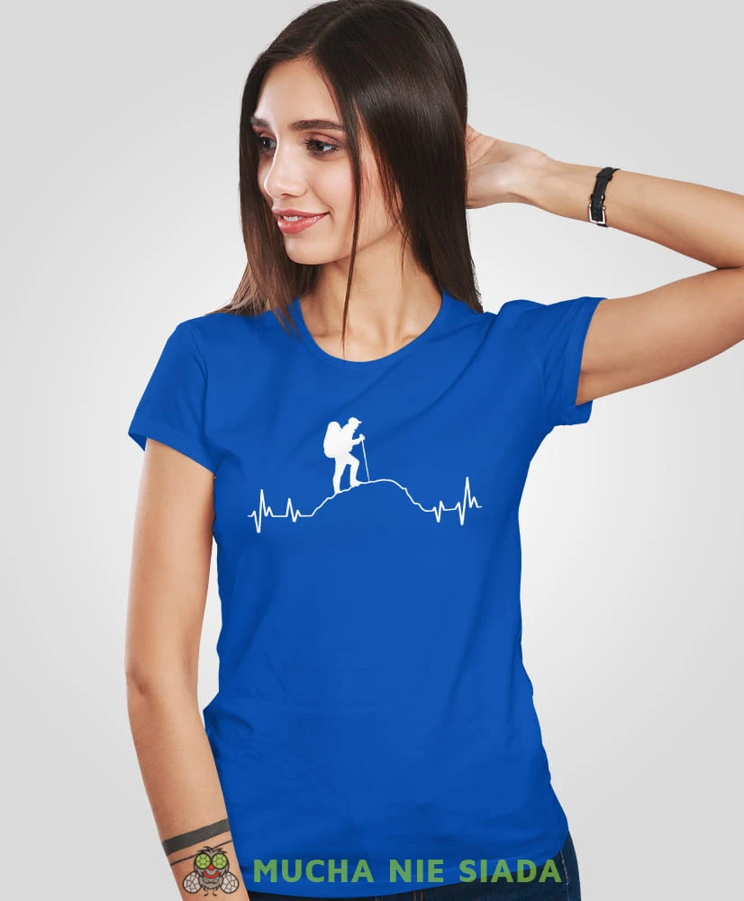 Damska koszulka z nadrukiem - Góry linia życia wędrowiec - Idealna za wypad w góry, niebieska koszulka z nadrukiem, wycieczka w góry, górska wyprawa, T-shirt dla miłośników turystyki górskiej, mucha nie siada koszulki.jpg