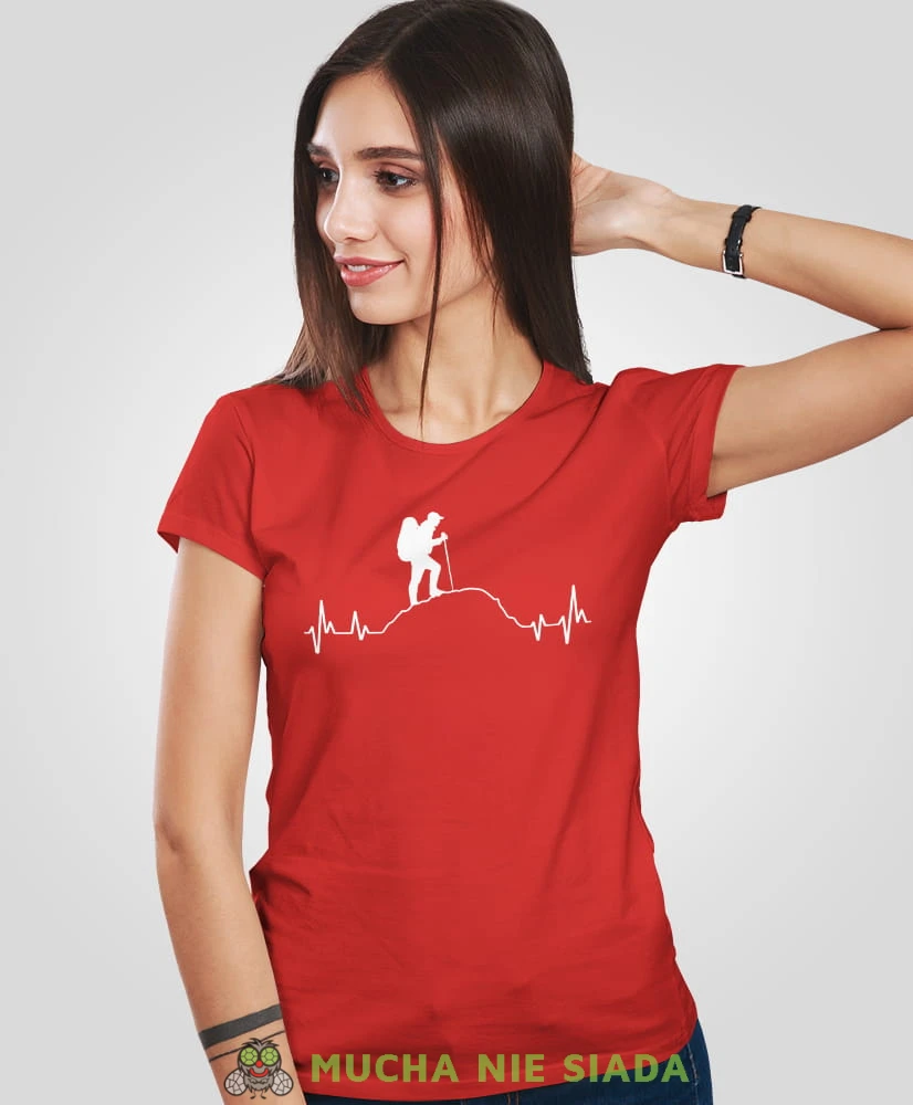 Damska koszulka z nadrukiem - Góry linia życia wędrowiec - Idealna za wypad w góry, czerwona koszulka z nadrukiem, wycieczka w góry, górska wyprawa, T-shirt dla miłośników turystyki górskiej, mucha nie siada koszulki.jpg