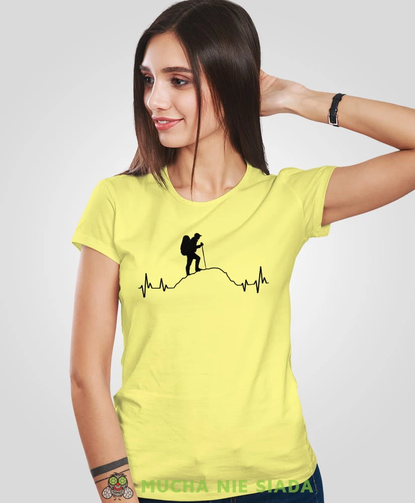 Damska koszulka z nadrukiem - Góry linia życia wędrowiec - Idealna za wypad w góry, żółta koszulka z nadrukiem, wycieczka w góry, górska wyprawa, T-shirt dla miłośników turystyki górskiej, mucha nie siada koszulki.jpg