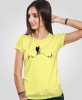 Damska koszulka z nadrukiem - Góry linia życia wędrowiec - Idealna za wypad w góry, żółta koszulka z nadrukiem, wycieczka w góry, górska wyprawa, T-shirt dla miłośników turystyki górskiej, mucha nie siada koszulki.jpg