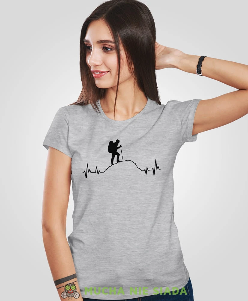 Damska koszulka z nadrukiem - Góry linia życia wędrowiec - Idealna za wypad w góry, szara koszulka z nadrukiem, wycieczka w góry, górska wyprawa, T-shirt dla miłośników turystyki górskiej, mucha nie siada koszulki.jpg