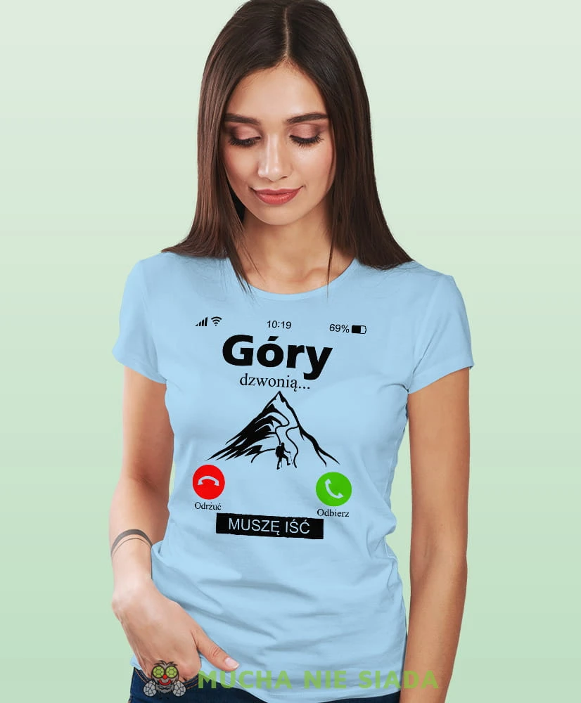 Damska koszulka z nadrukiem - Góry dzwonią muszę iść - Idealna za wypad w góry, jasnoniebieska koszulka z nadrukiem, wycieczka w góry, górska wyprawa, T-shirt dla miłośników turystyki górskiej, mucha nie siada koszulki.jpg