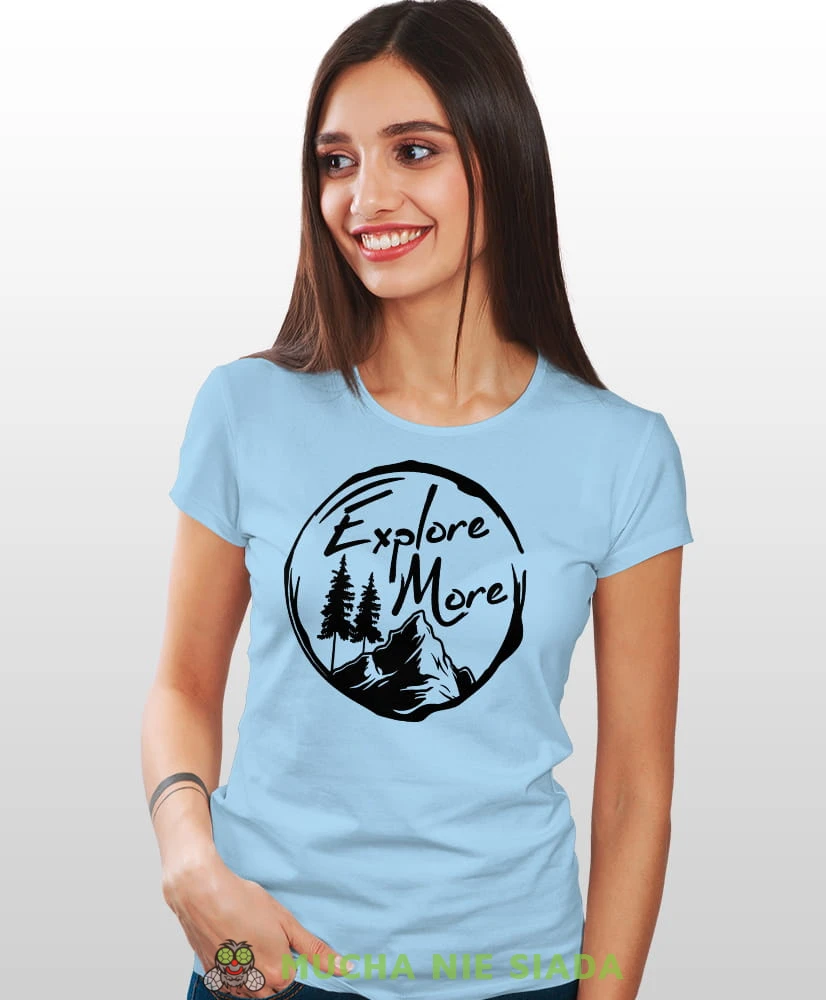 Damska koszulka z nadrukiem - Explore more - Idealna za wypad w góry, jasnoniebieska koszulka z nadrukiem, wycieczka w góry, górska wyprawa, T-shirt dla miłośników turystyki górskiej, mucha nie siada koszulki.jpg