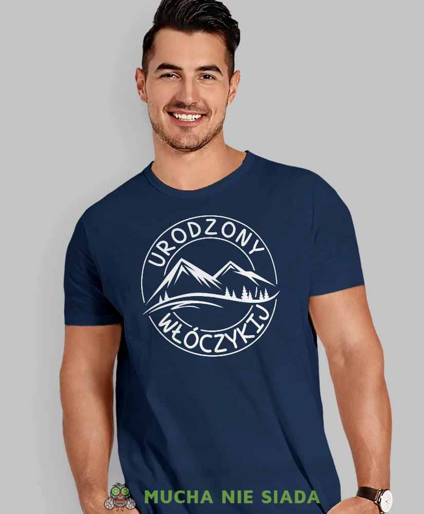 Męska koszulka z nadrukiem - Urodzony włóczykij - Idealna na wypad w góry, granatowa koszulka z nadrukiem, wycieczka w góry, górska wyprawa, T-shirt dla miłośników turystyki górskiej, mucha nie siada koszulki.jpg