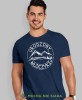 Męska koszulka z nadrukiem - Urodzony włóczykij - Idealna na wypad w góry, granatowa koszulka z nadrukiem, wycieczka w góry, górska wyprawa, T-shirt dla miłośników turystyki górskiej, mucha nie siada koszulki.jpg