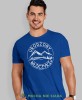 Męska koszulka z nadrukiem - Urodzony włóczykij - Idealna na wypad w góry, niebieska koszulka z nadrukiem, wycieczka w góry, górska wyprawa, T-shirt dla miłośników turystyki górskiej, mucha nie siada koszulki.jpg