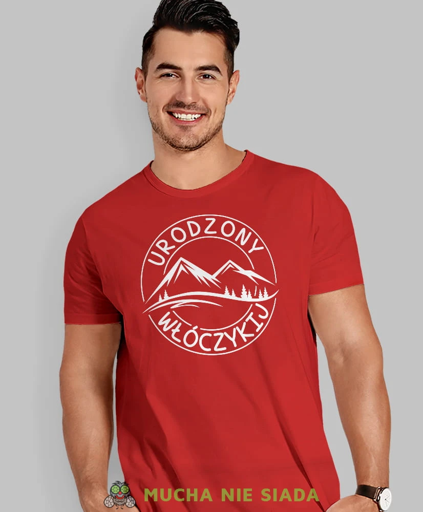 Męska koszulka z nadrukiem - Urodzony włóczykij - Idealna na wypad w góry, czerwona koszulka z nadrukiem, wycieczka w góry, górska wyprawa, T-shirt dla miłośników turystyki górskiej, mucha nie siada koszulki.jpg