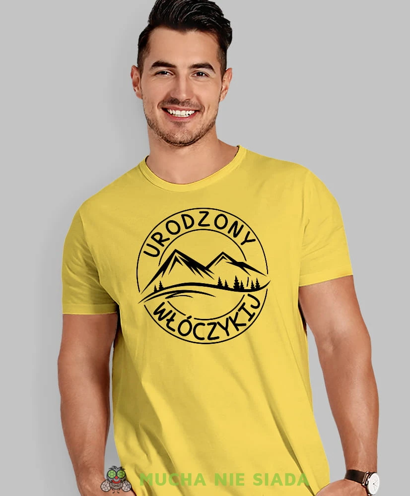 Męska koszulka z nadrukiem - Urodzony włóczykij - Idealna na wypad w góry, żółta koszulka z nadrukiem, wycieczka w góry, górska wyprawa, T-shirt dla miłośników turystyki górskiej, mucha nie siada koszulki.jpg