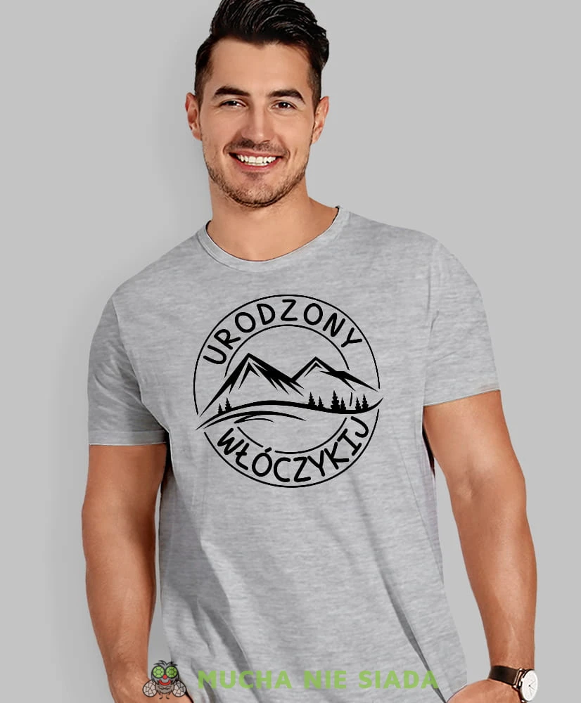 Męska koszulka z nadrukiem - Urodzony włóczykij - Idealna na wypad w góry, szara koszulka z nadrukiem, wycieczka w góry, górska wyprawa, T-shirt dla miłośników turystyki górskiej, mucha nie siada koszulki.jpg