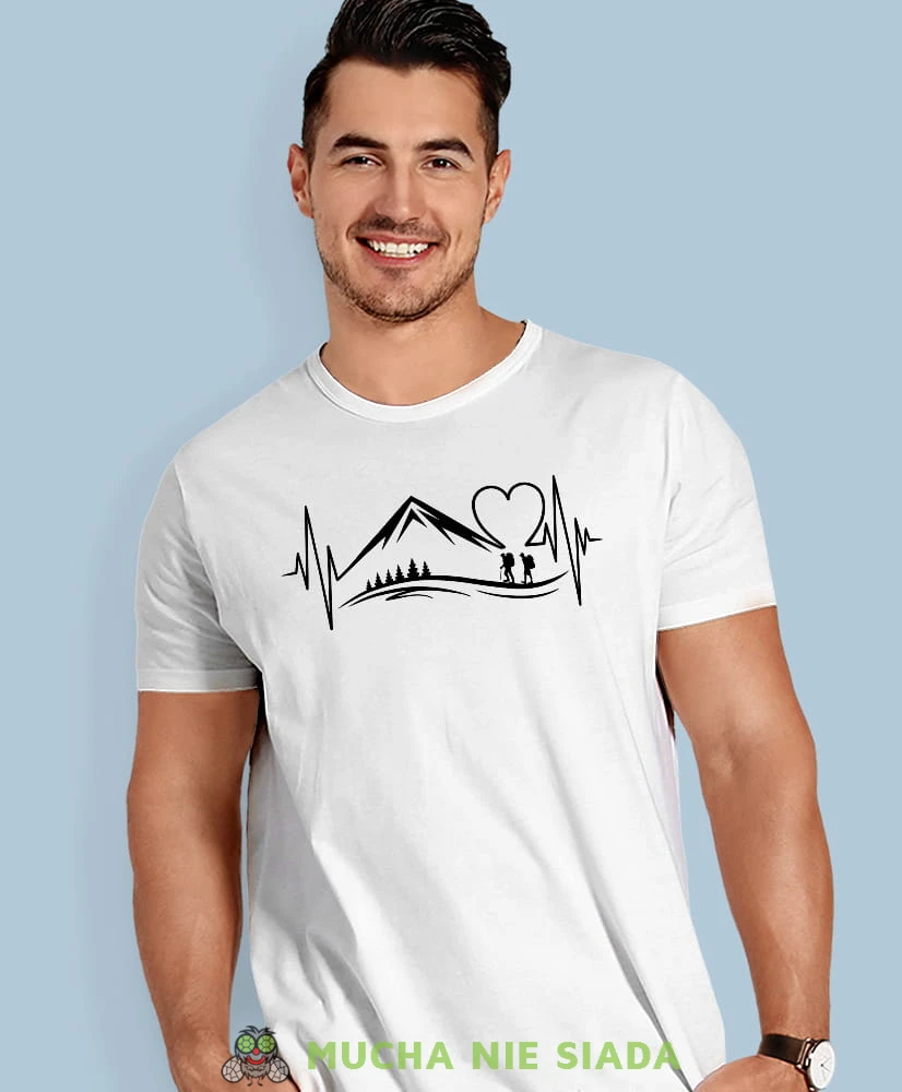 Męska koszulka z nadrukiem - Góry Serce Linia życia  - Idealna na wypad w góry, biała koszulka z nadrukiem, wycieczka w góry, górska wyprawa, T-shirt dla miłośników turystyki górskiej, mucha nie siada koszulki.jpg