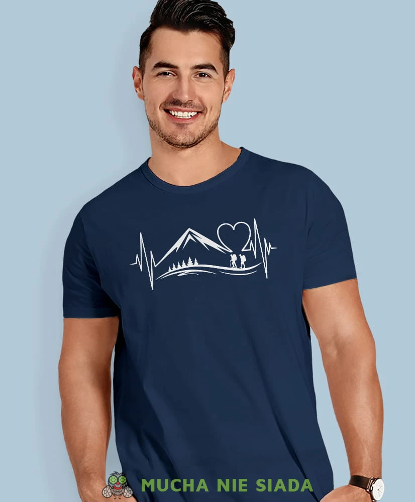 Męska koszulka z nadrukiem - Góry Serce Linia życia  - Idealna na wypad w góry, granatowa koszulka z nadrukiem, wycieczka w góry, górska wyprawa, T-shirt dla miłośników turystyki górskiej, mucha nie siada koszulki.jpg