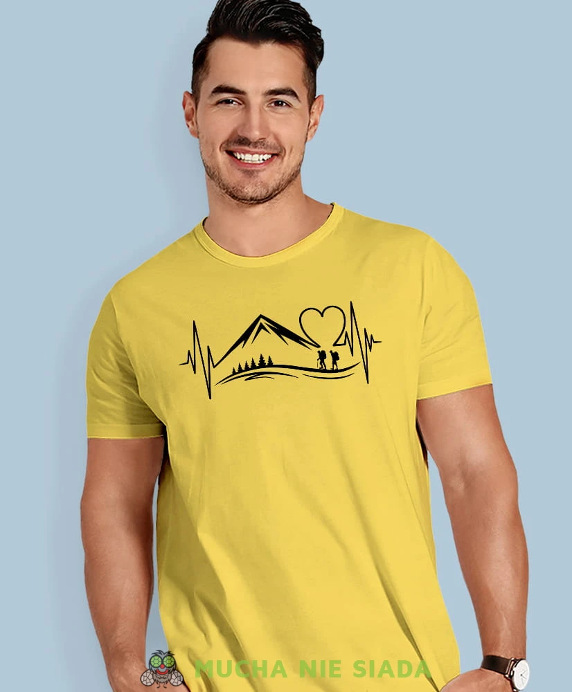 Męska koszulka z nadrukiem - Góry Serce Linia życia  - Idealna na wypad w góry, żółta koszulka z nadrukiem, wycieczka w góry, górska wyprawa, T-shirt dla miłośników turystyki górskiej, mucha nie siada koszulki.jpg