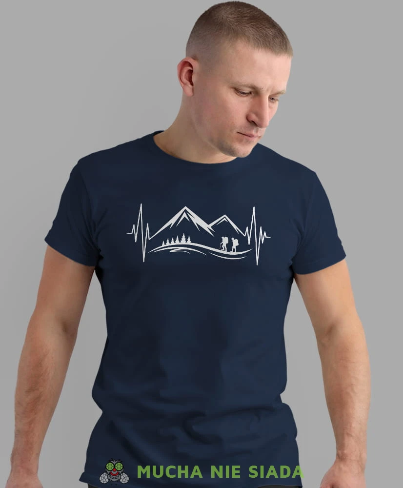 Męska koszulka z nadrukiem - Góry Wędrowcy Linia życia  - Idealna na wypad w góry, granatowa koszulka z nadrukiem, wycieczka w góry, górska wyprawa, T-shirt dla miłośników turystyki górskiej, mucha nie siada koszulki.jpg