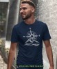 Męska koszulka z nadrukiem - Góry Las Kompas - Idealna na wypad w góry, granatowa koszulka z nadrukiem, wycieczka w góry, górska wyprawa, T-shirt dla miłośników turystyki górskiej, mucha nie siada koszulki.jpg
