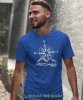 Męska koszulka z nadrukiem - Góry Las Kompas - Idealna na wypad w góry, niebieska koszulka z nadrukiem, wycieczka w góry, górska wyprawa, T-shirt dla miłośników turystyki górskiej, mucha nie siada koszulki.jpg