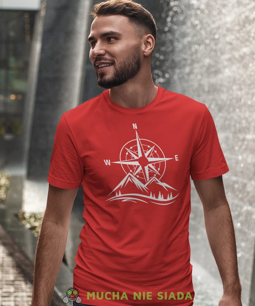 Męska koszulka z nadrukiem - Góry Las Kompas - Idealna na wypad w góry, czerwona koszulka z nadrukiem, wycieczka w góry, górska wyprawa, T-shirt dla miłośników turystyki górskiej, mucha nie siada koszulki.jpg