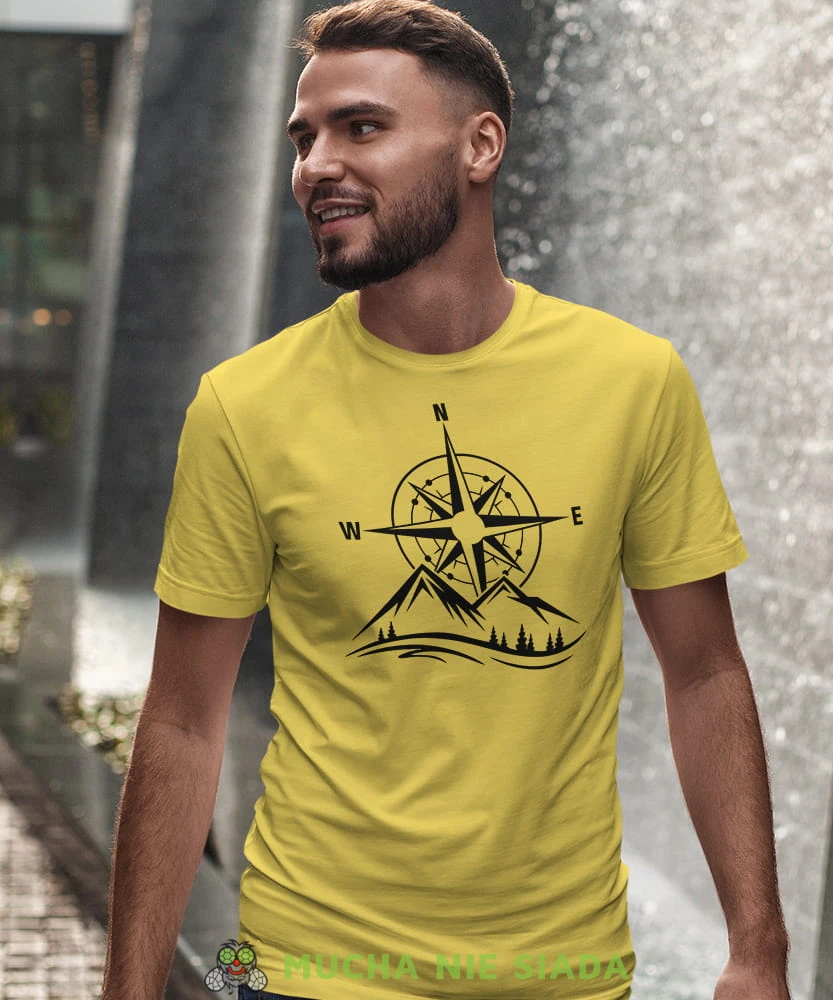 Męska koszulka z nadrukiem - Góry Las Kompas - Idealna na wypad w góry, żółta koszulka z nadrukiem, wycieczka w góry, górska wyprawa, T-shirt dla miłośników turystyki górskiej, mucha nie siada koszulki.jpg