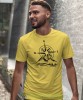 Męska koszulka z nadrukiem - Góry Las Kompas - Idealna na wypad w góry, żółta koszulka z nadrukiem, wycieczka w góry, górska wyprawa, T-shirt dla miłośników turystyki górskiej, mucha nie siada koszulki.jpg
