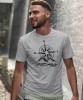 Męska koszulka z nadrukiem - Góry Las Kompas - Idealna na wypad w góry, szara koszulka z nadrukiem, wycieczka w góry, górska wyprawa, T-shirt dla miłośników turystyki górskiej, mucha nie siada koszulki.jpg