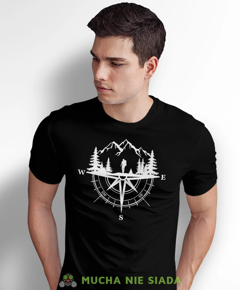 Męska koszulka z nadrukiem - Góry Las Kompas Wędrowiec - Idealna na wypad w góry, czarna koszulka z nadrukiem, wycieczka w góry, górska wyprawa, T-shirt dla miłośników turystyki górskiej, mucha nie siada koszulki.jpg